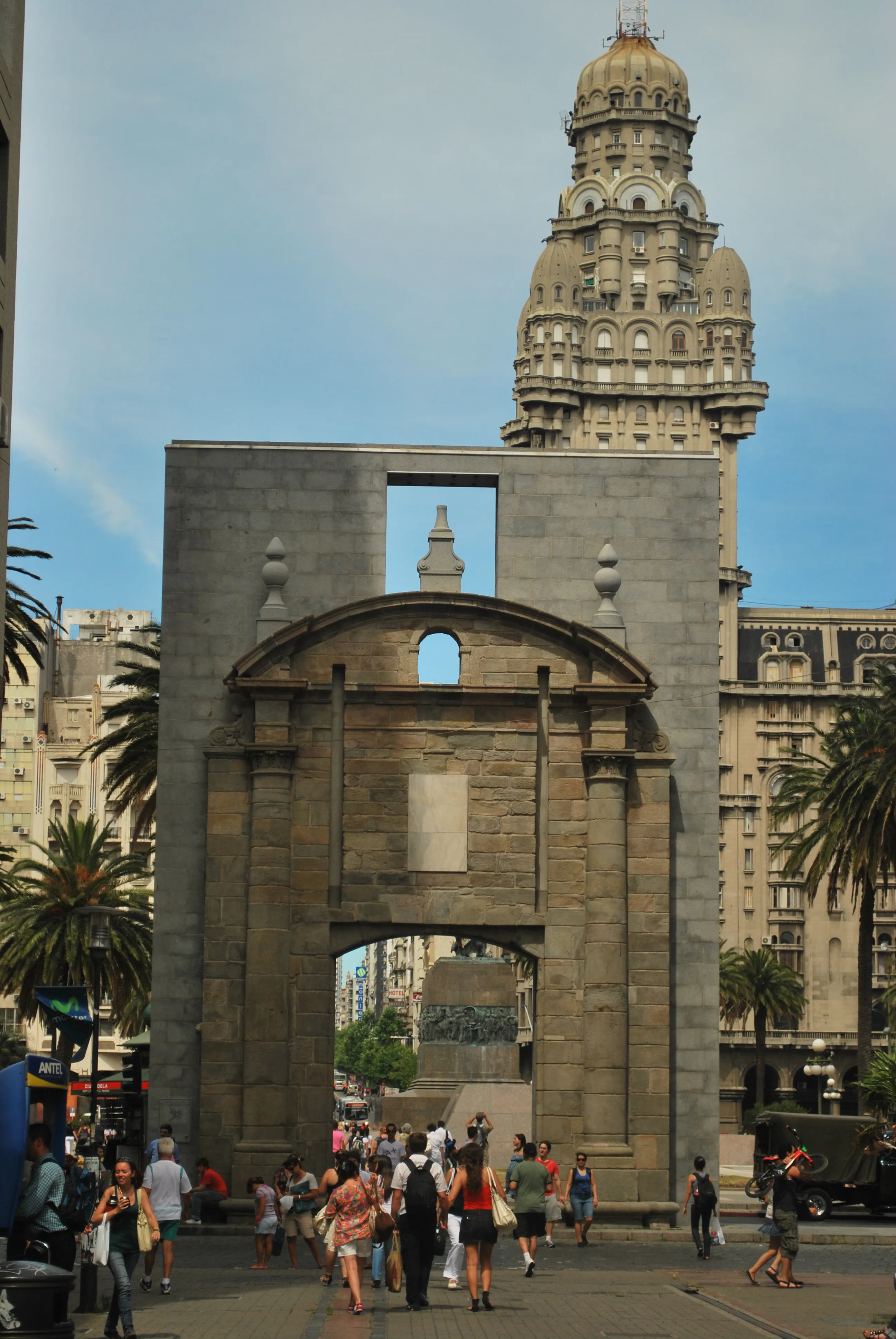 LA PUERTA DE LA CIUDADELA